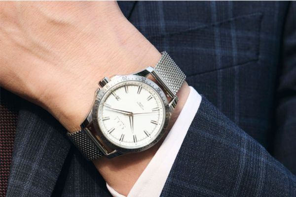 Đeo đồng hồ lên tay