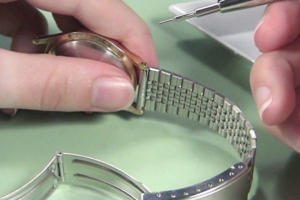 Để đồng hồ nằm nghiêng 