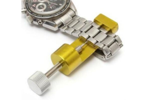 Dùng dụng cụ tháo chốt