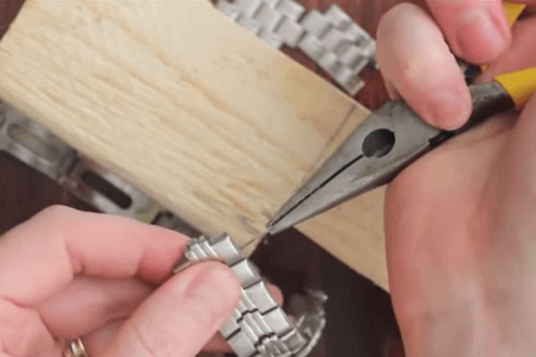 Dùng kìm kéo đầu chốt