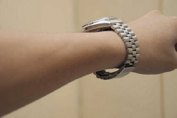 Cách đeo đồng hồ dây kim loại