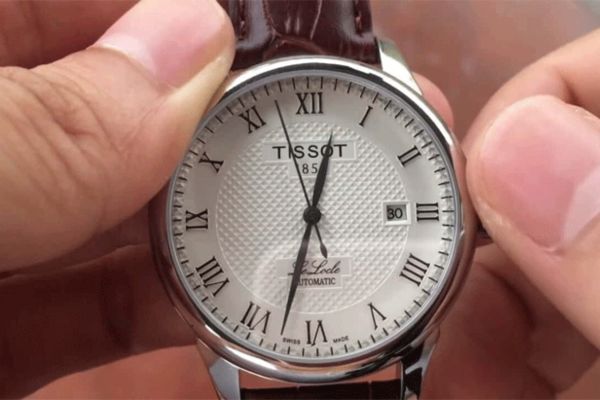 Cách lên cót đồng hồ cơ automatic bằng cách lắc đồng hồ