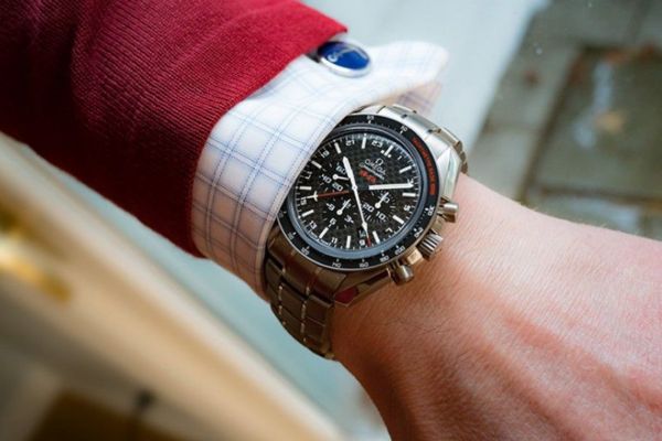 Cách lên cót đồng hồ cơ automatic bằng cách lắc đồng hồ