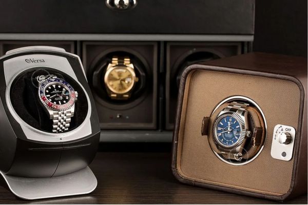 Sử dụng phụ kiện hỗ trợ như hộp xoay đồng hồ để lên dây cót