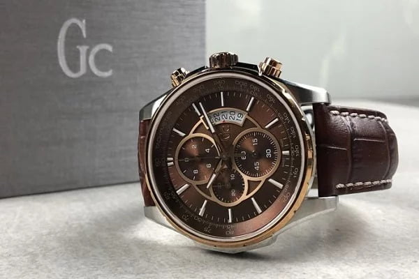 Cách nhận biết đồng hồ Guess chính hãng qua dây đeo của đồng hồ