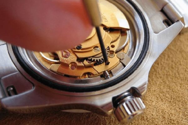 Hướng dẫn cách tháo chốt đồng hồ đeo tay kim loại