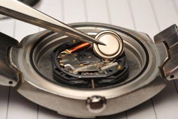 Cấu tạo và cách vận hành đồng hồ máy quartz
