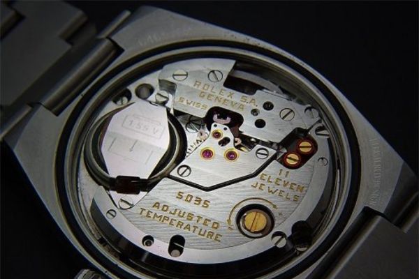 Cách nhận biết đồng hồ quartz