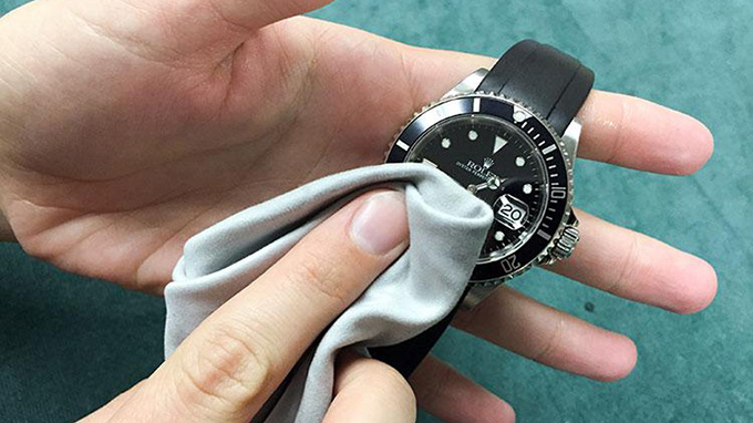 Cách vệ sinh đồng hồ Rolex